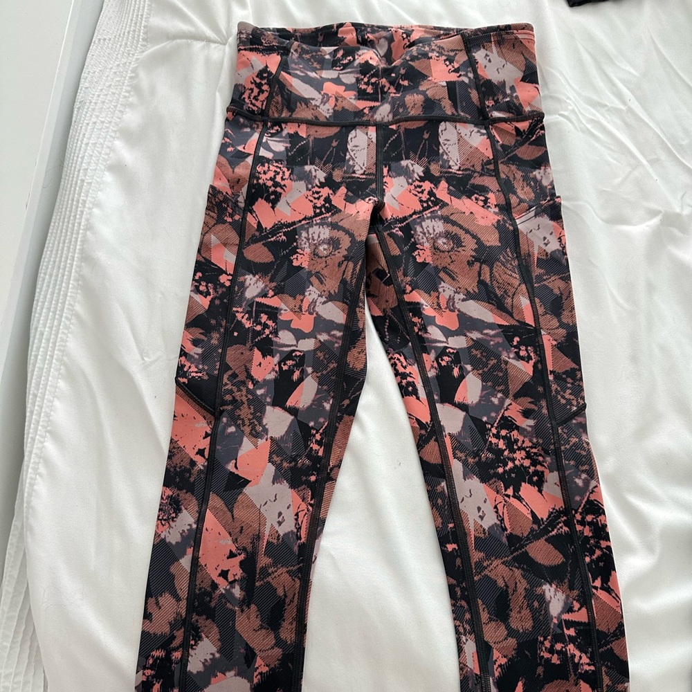 Lululemon Leggings 25” (Material like wunder train)
